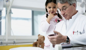 Doktor i dziecko w blasku oświetlenia Philips, które sprawia, że personel szpitala ma lepsze samopoczucie i jest bardziej produktywny