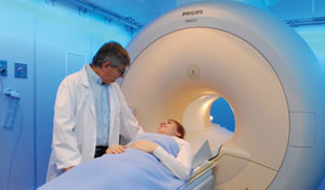 Lekarz przygotowuje pacjenta do badania rezonansem magnetycznym