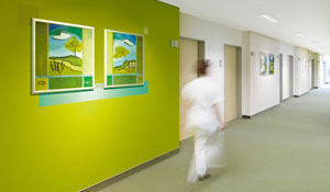 Pielęgniarka przechadza się po korytarzu zielonego szpitala 