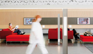 Lepsza atmosfera w szpitalnej poczekalni dzięki przyjaznemu dla środowiska oświetleniu obiektów służby zdrowia Philips