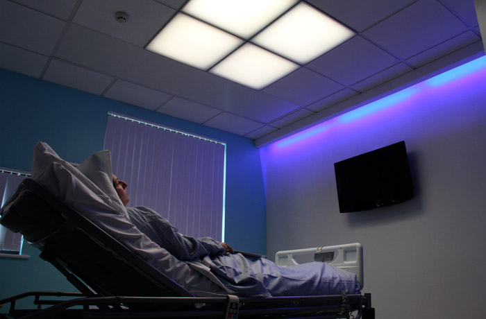 Potencjalnie przełomowy projekt realizowany jest w Bradford Royal Infirmary i ma na celu zbadanie wpływu oświetlenia na leczenie pacjentów z demencją. Uwzględnia wykorzystanie dynamicznego oświetlenia oraz pierwszego w Wielkiej Brytanii systemu HealWell.