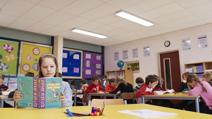 Badanie: zobacz, jak oświetlenie szkoły SchoolVision podniosło wyniki uczniów w porównaniu z normalnym oświetleniem sal lekcyjnych