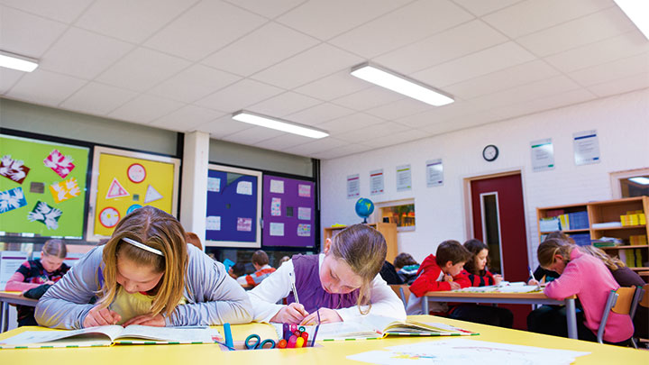 Ustawienie Skupienie SchoolVision — oświetlenie inteligentne szkół do zadań wymagających dużej koncentracji