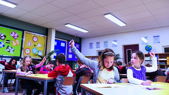 Ustawienie Energia SchoolVision — oświetlenie inteligentne szkół przydatne, gdy poziomy energii zmieniają się