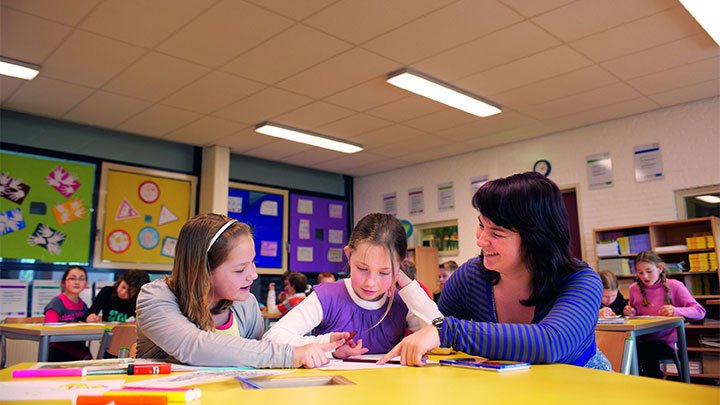 Ustawienie funkcji spokój SchoolVision — inteligentne oświetlenie dla szkół, które pomaga wyciszyć i uspokoić uczniów