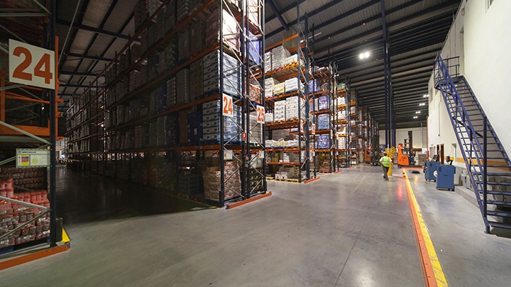 Oświetlenie przemysłowe GreenWarehouse firmy Philips Lighting może przyczynić się do zmniejszenia zużycia energii w magazynach nawet o 50%