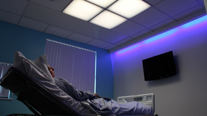 Oświetlenie sal pacjentów HealWell firmy Philips Lighting wspierają cykl snu i czuwania pacjentów, zwiększając efektywność opieki
