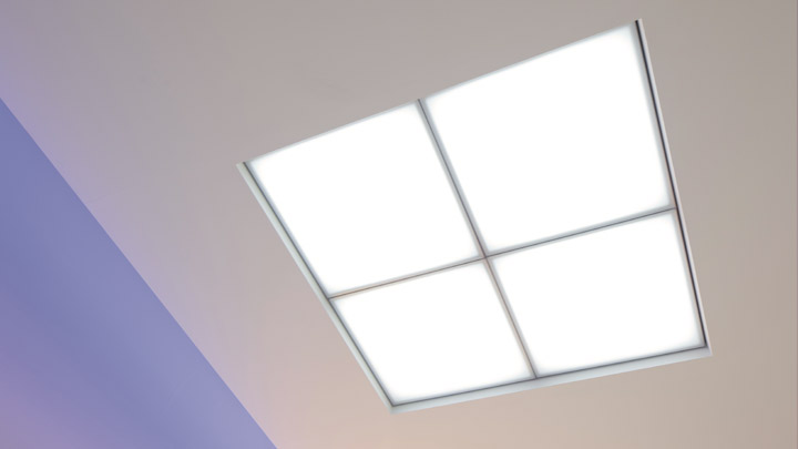 Moduł sufitowy HealWell firmy Philips Lighting poprawia komfort pacjentów dzięki światłu sprawiającemu wrażenie naturalnego i wsparciu cykli snu i czuwania