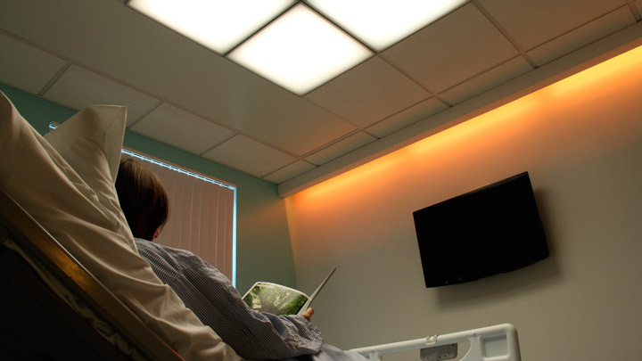 Oświetlenie wnękowe LED HealWell firmy Philips Lighting poprawia komfort pacjentów dzięki zmieniającemu barwę oświetleniu wspierającemu cykl snu i czuwania