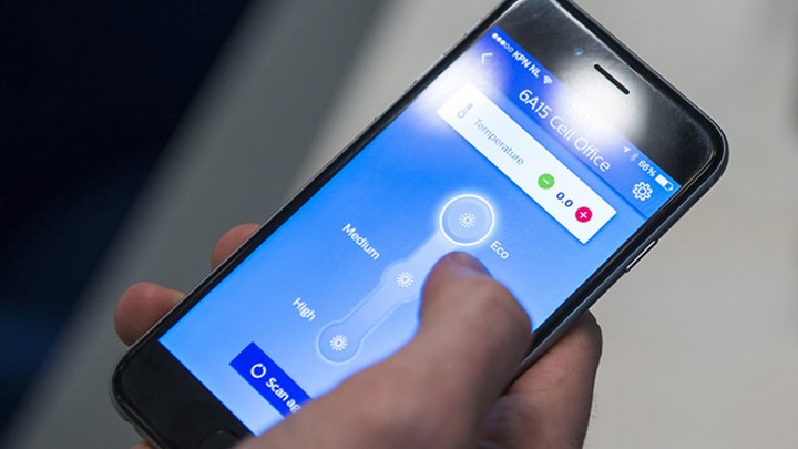 Inteligentny system oświetleniowy Philips Lighting — pracownicy używają aplikacji do samodzielnego sterowania oświetleniem w celu personalizacji obszarów roboczych
