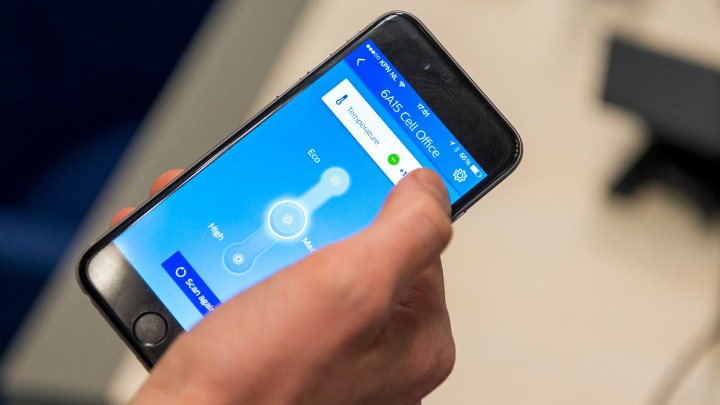 Zintegrowane oświetlenie (InterAct Office) Philips Lighting umożliwia łatwe poruszanie się po biurze przy użyciu smartfonu i personalizację miejsca pracy