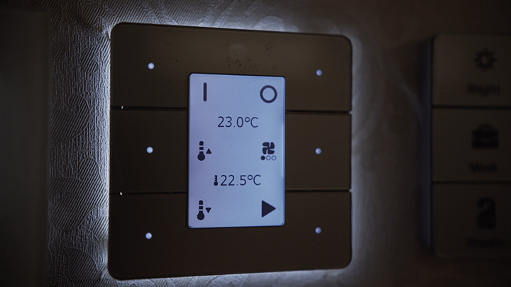 Oświetlenie hotelowe — RoomFlex firmy Philips Lighting można zintegrować z kartami magnetycznymi do otwierania drzwi i systemami zarządzania pokojami, aby poprawić kontrolę
