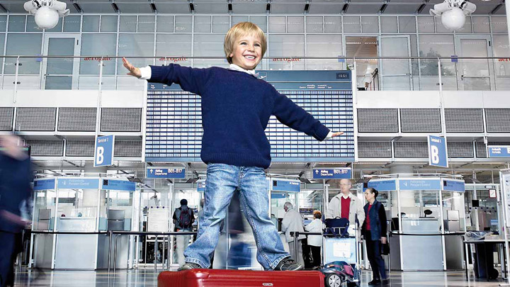 Szczęśliwe dziecko na terminalu lotniska