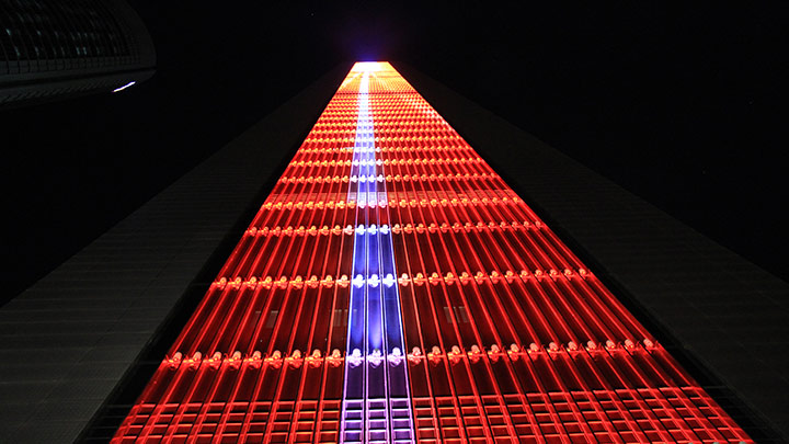 Oświetlona wieża CEPSA w Madrycie