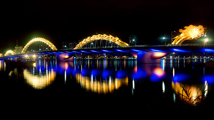 Atrakcyjnie oświetlony most Dragon Bridge