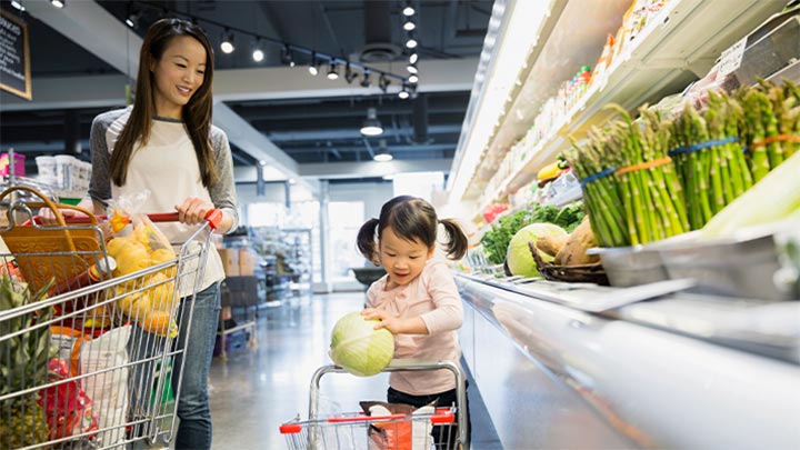 Dział ze świeżą żywnością w supermarkecie