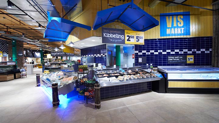 Jasno oświetlone alejki w supermarkecie