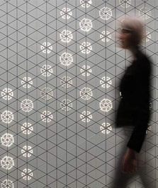 Kobieta mijająca wewnętrzną ścianę ozdobioną za pomocą wzorów Philips Luminous Patterns — odczucia klienta