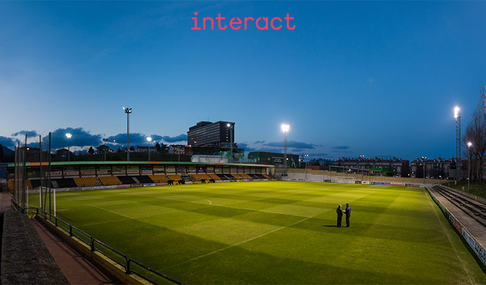 Oświetlenie boiska sportowego za pomocą systemu Interact