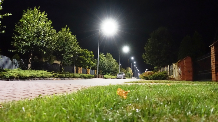 Bezpieczne miasto z inteligentnym oświetleniem LED