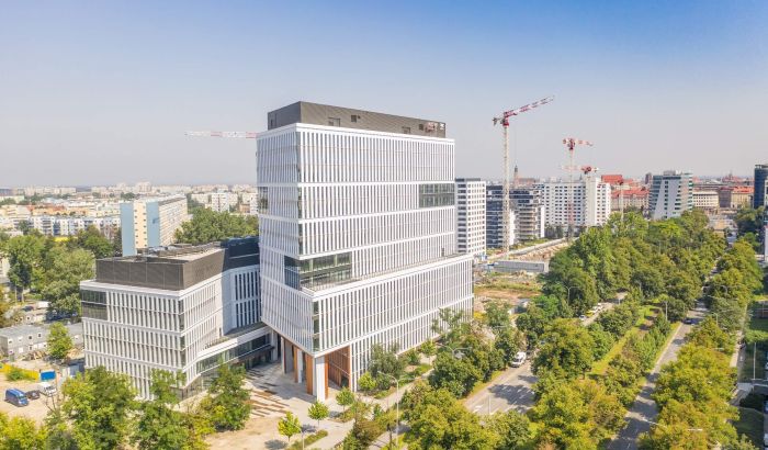 Jak tworzyć zrównoważone budownictwo? Wywiad z Adamem Targowskim, Skanska