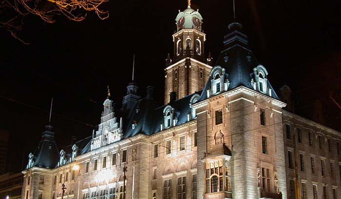 Oświetlenie elewacji budynków. Jak oświetlić architekturę?