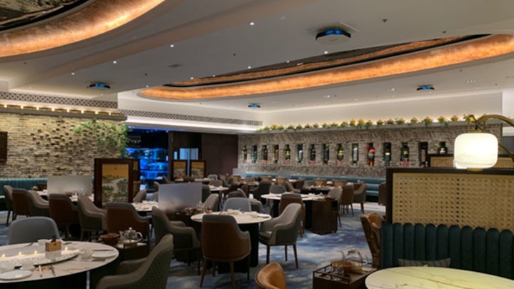 Dezynfekcja powietrza w restauracji w hotelu za pomocą Philips UV-C