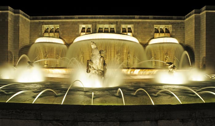 Oświetlenie placu i fontanny – sekrety dobrej iluminacji