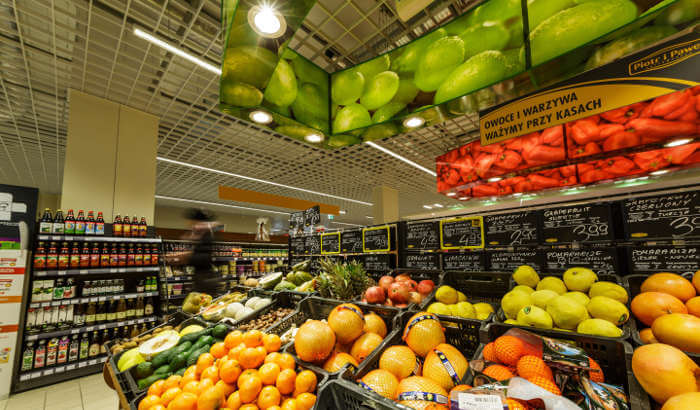 oświetlenie warzyw i owoców w sklepie spożywczym