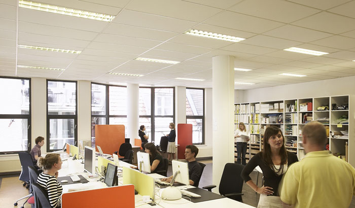 Oświetlenie biurowe – najważniejsze normy i wymagania