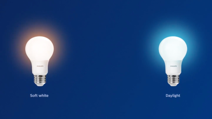 Porównanie żarówki LED emitującej łagodne światło białe z żarówką LED emitującą jasne światło dzienne	