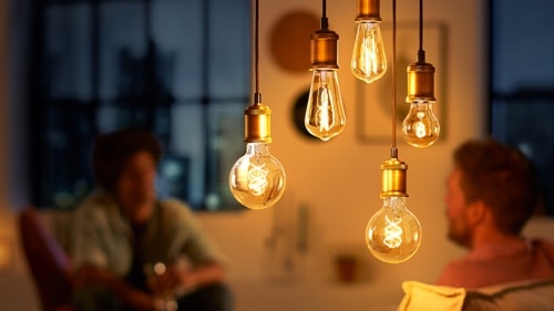 Zwisające z sufitu żarówki Philips Vintage LED generujące ciepłą, przyjemną poświatę