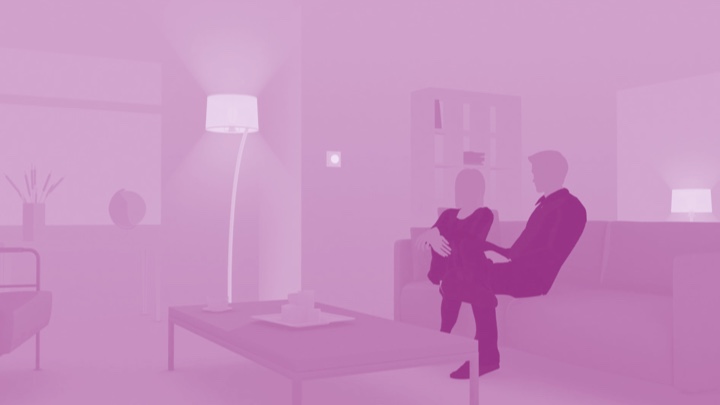 Ilustracja przedstawiająca zadowoloną parę siedzącą na kanapie w domu oświetlonym przez żarówki LED