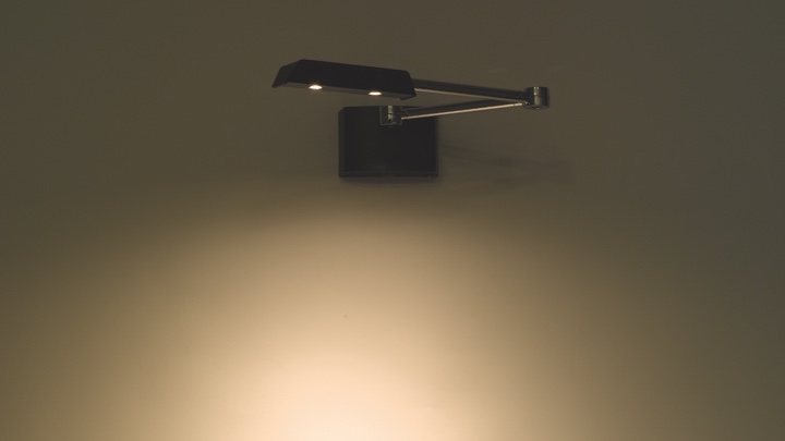 Regulowana lampa przymocowana do ściany