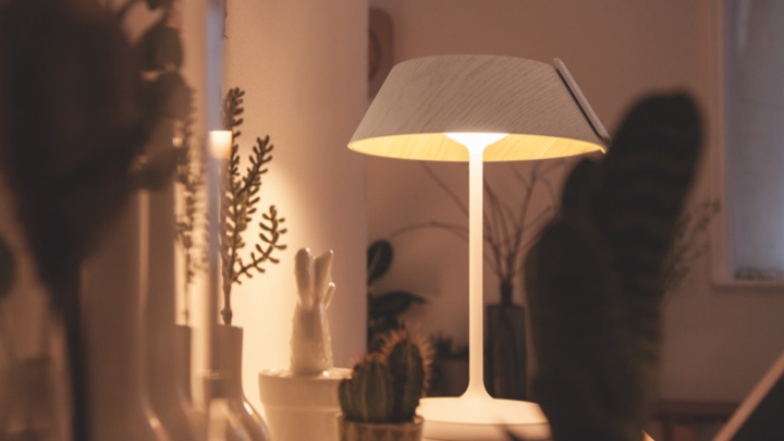 Lampa stołowa do oświetlenia szafki w salonie