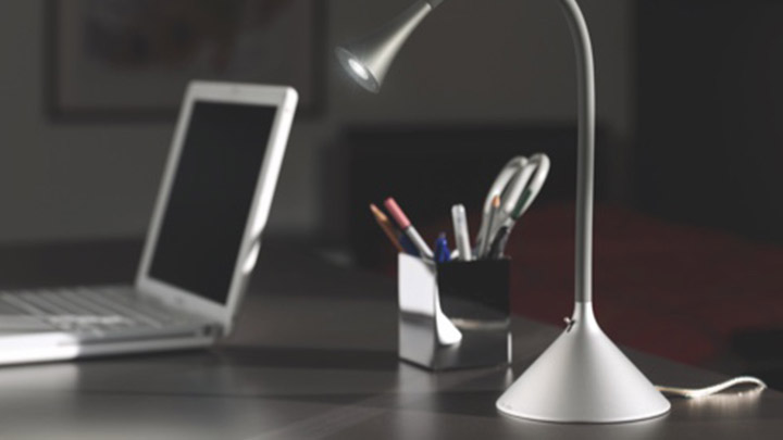 Lampa biurkowa i laptop na biurku