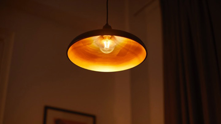 Lampa z żarówką o ciepłym przytulnym blasku