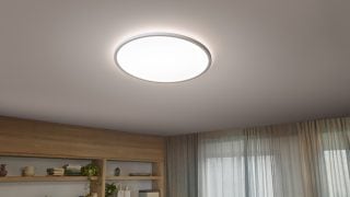 Zainspirowane stylem vintage żarówki LED wiszące w formie lamp tworzą ciepłą atmosferę w przytulnej jadalni, prezentując energooszczędne i stylowe rozwiązania oświetleniowe do domu