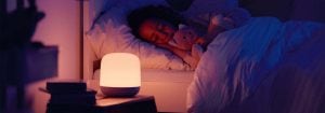 „Inteligentna lampka nocna LED emitująca miękkie, ciepłe światło, gdy dziecko śpi spokojnie, prezentująca konfigurowalne oświetlenie przed snem, zapewniające optymalne środowisko snu”.
